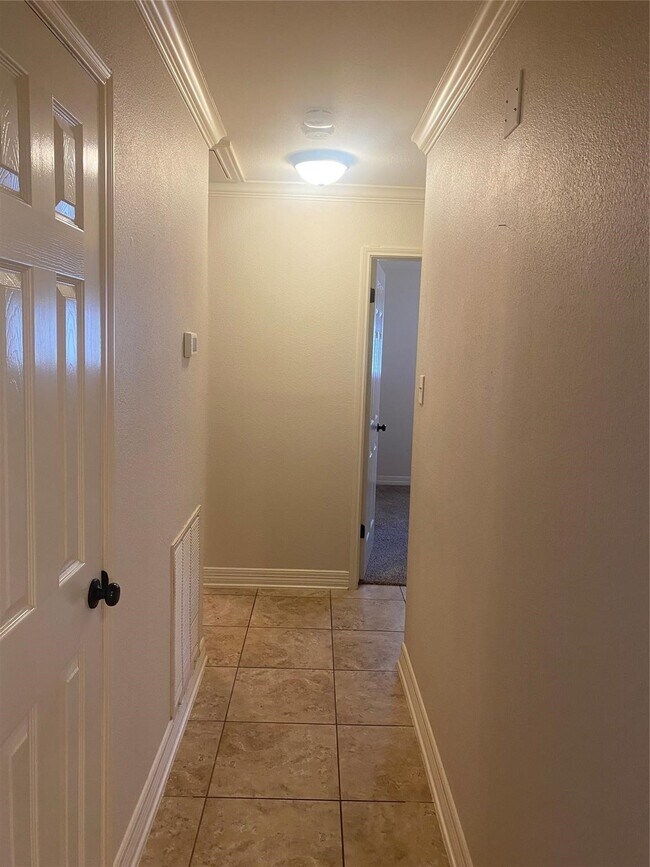 Building Photo - 3206 Vandyke Dr