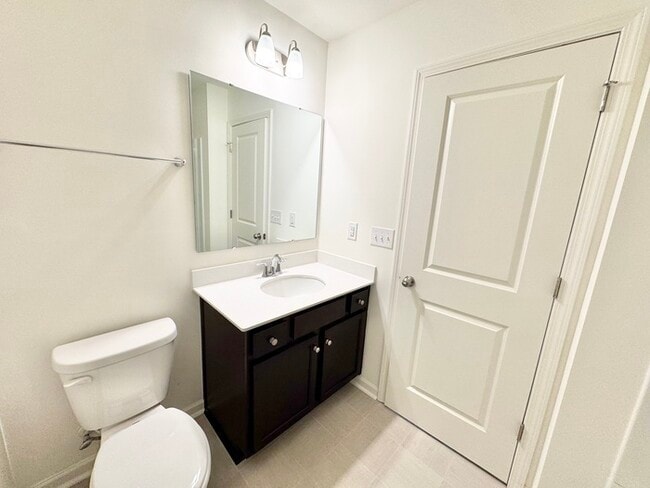 Building Photo - Charming 2 br 2.5 ba townhome covered fron...