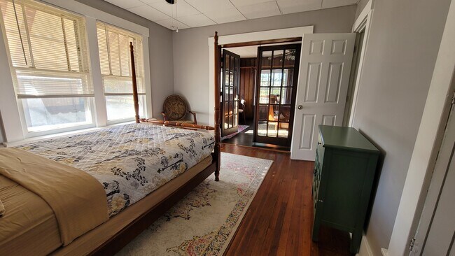 Building Photo - 1601 N Broadway St