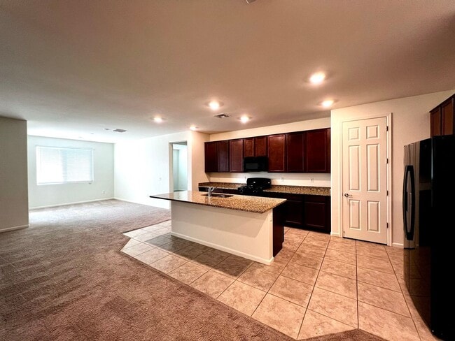 Building Photo - 4 Bedroom Home with 3-Car Garage in Gladde...
