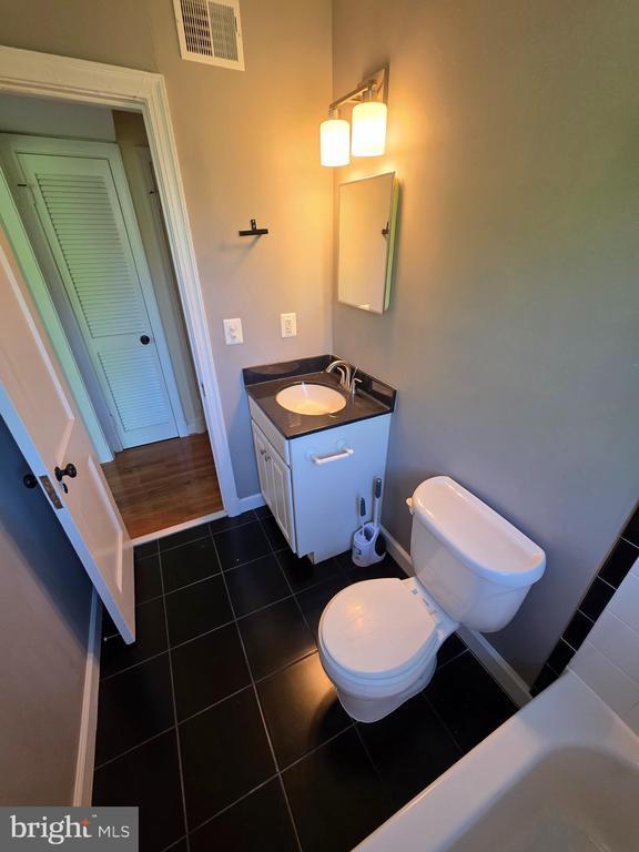 Building Photo - 4405 1st Pl NE