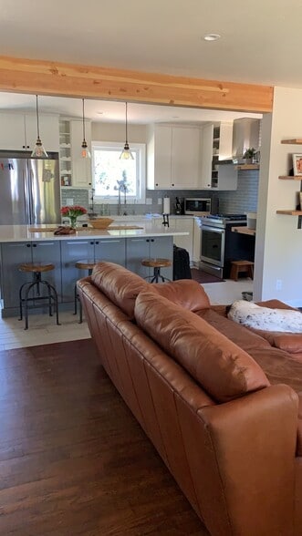 Building Photo - 1261 NE Dempsey Dr