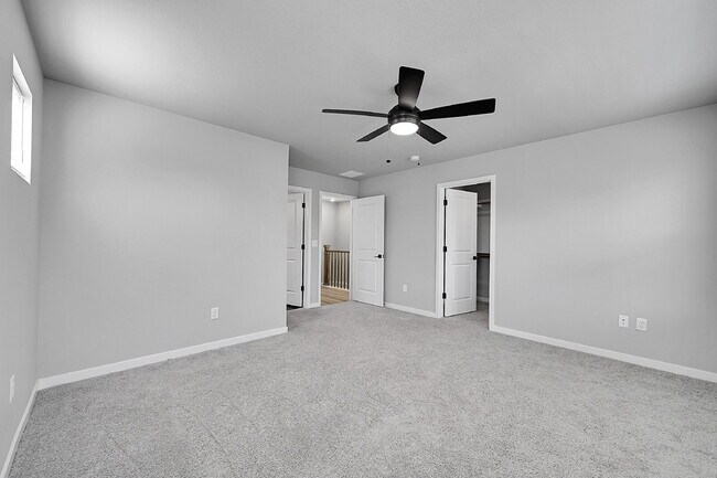 Building Photo - $2,495.00, 3 bed,2.5 bath located in Color...