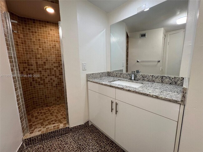 Building Photo - 1301 NE Miami Gardens Dr