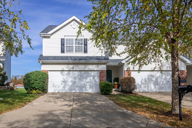 Building Photo - Bright End-Unit Townhome in Magnolia Village!