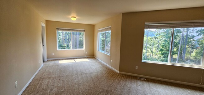 Building Photo - Spacious Port Orchard Home