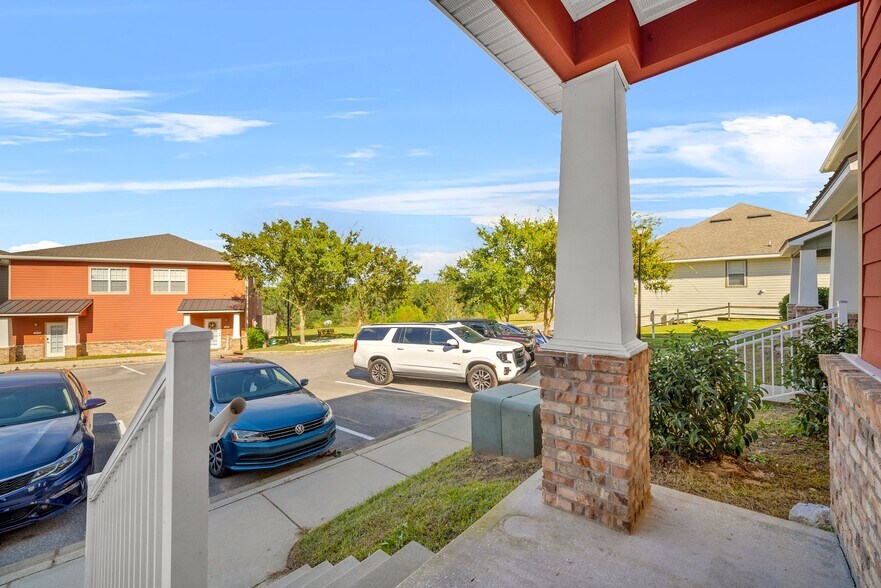 Building Photo - 833 Arbor Lake Dr