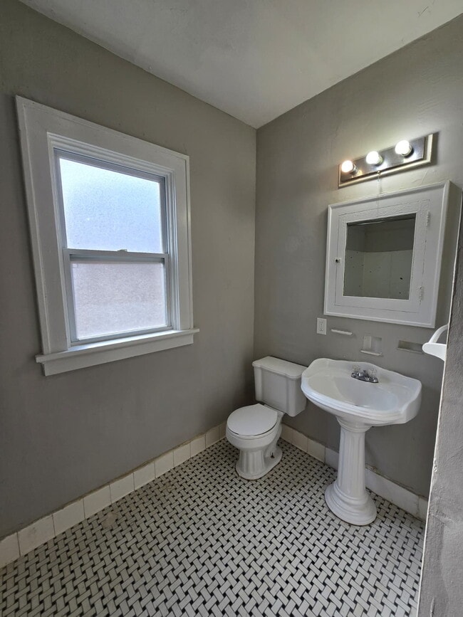 Building Photo - A Perfect Place to Call Home on Greenway Ave