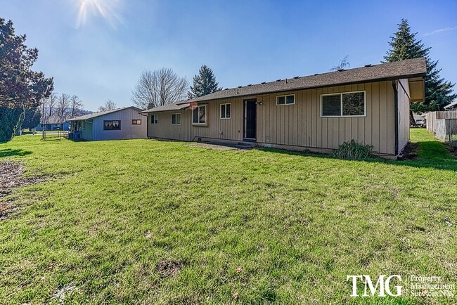 Building Photo - Classically Cute 2 Bed 1 Bath Duplex in Washougal