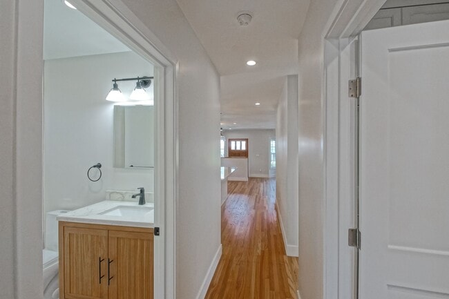 Building Photo - Completely Remodeled, Bright & Airy 3BR2BA...