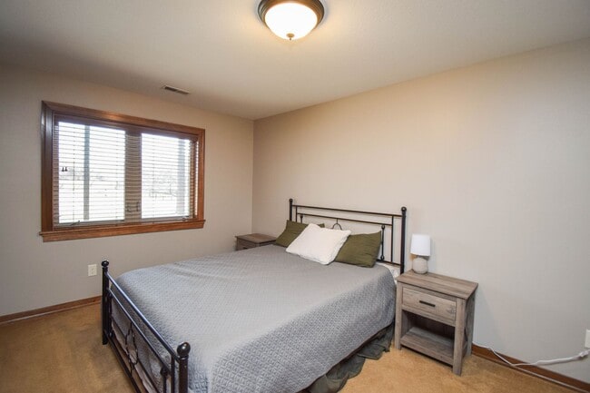 Building Photo - 2204 S Silverthorne Ave