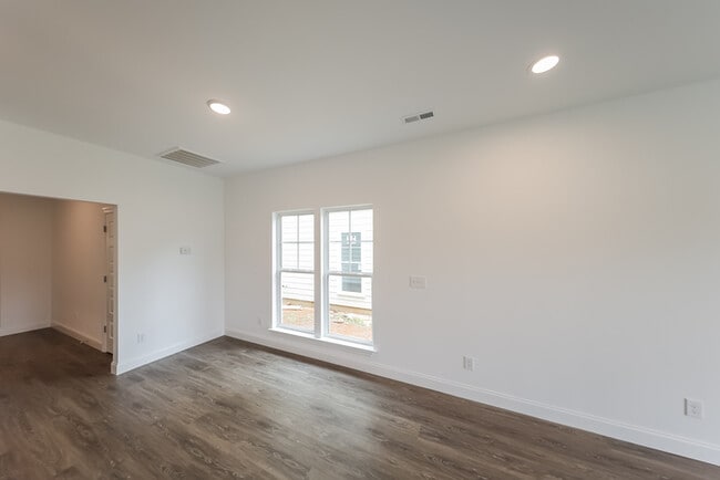 Building Photo - Modern 3-Bedroom Home in Crown Creek Village