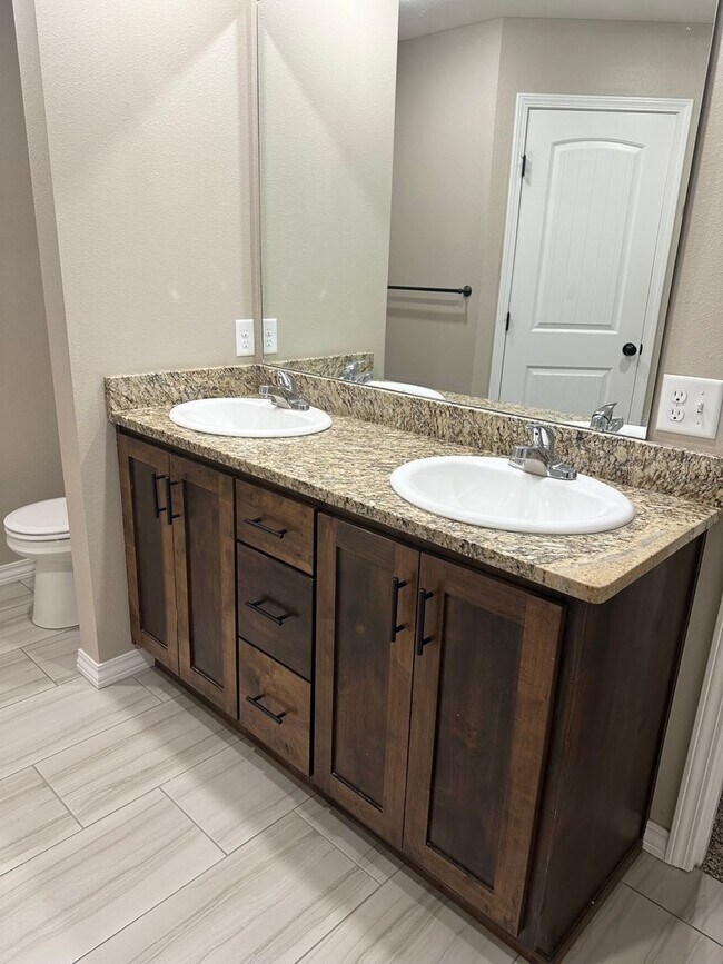 Building Photo - Your Dream 3-Bed, 2-Bath Brick Haven