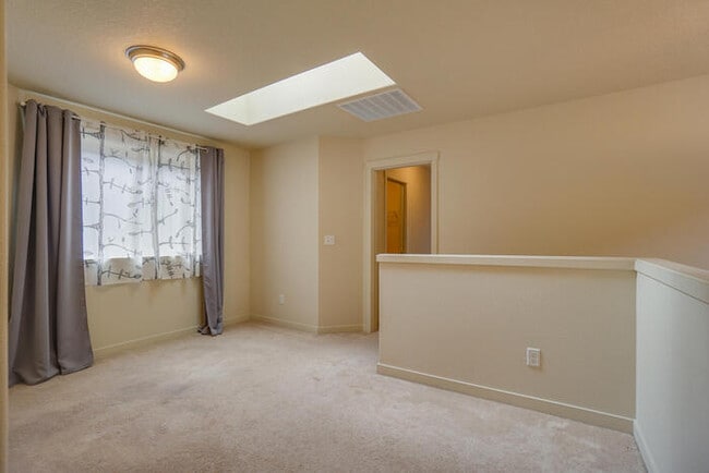 Building Photo - THREE BEDROOM HOUSE