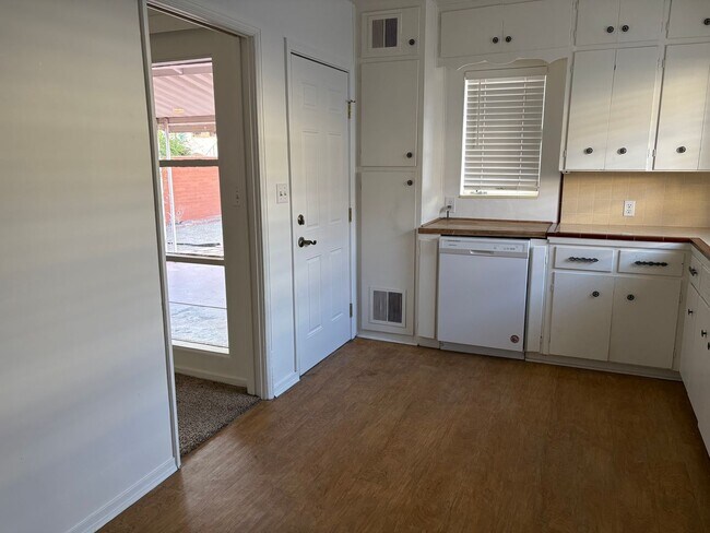 Building Photo - 2 bedroom, 1 bathroom house near Universit...