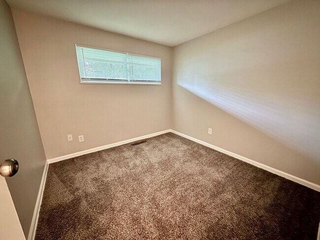 Building Photo - 300 Ives Ln