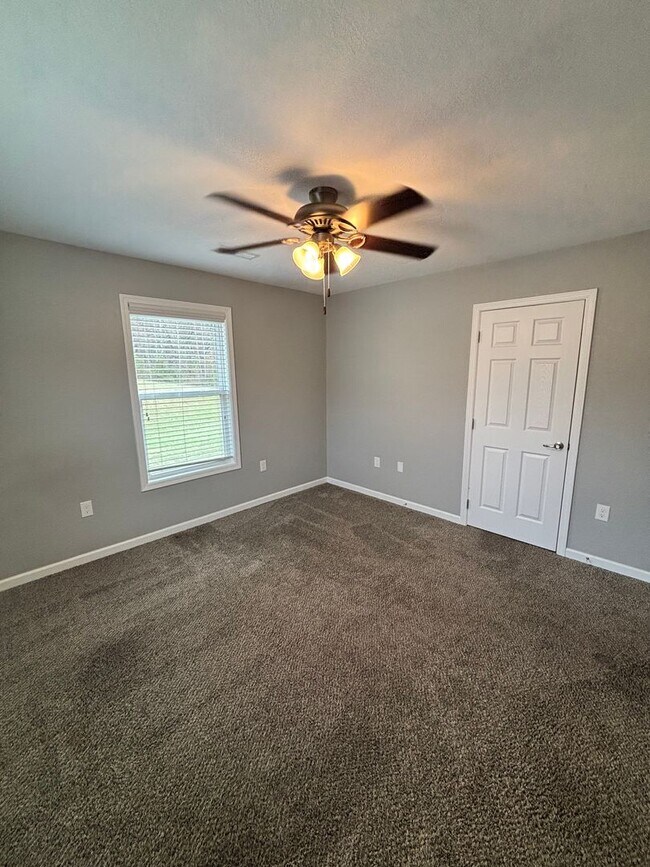 Building Photo - Sevierville 3bd/2.5bth available now!