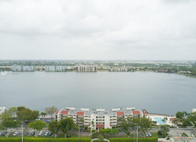 Building Photo - 118 Lake Emerald Dr