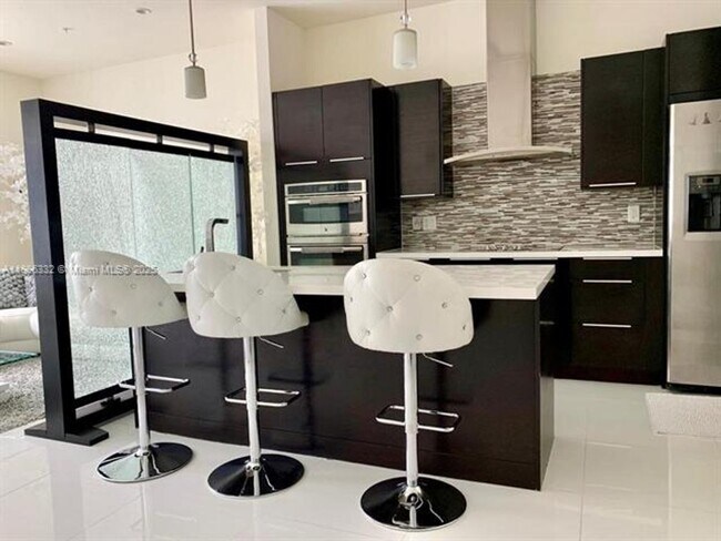 Building Photo - 6660 NW 105th Ct