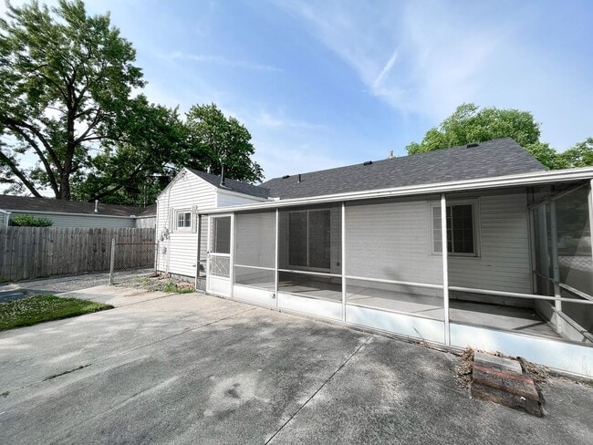 Building Photo - 3 bedroom maumee schools