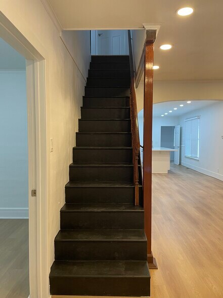 Building Photo - 501 Burnett Ave S