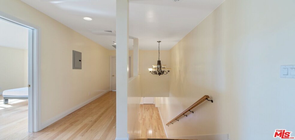 Building Photo - 2020 Hillcrest Dr