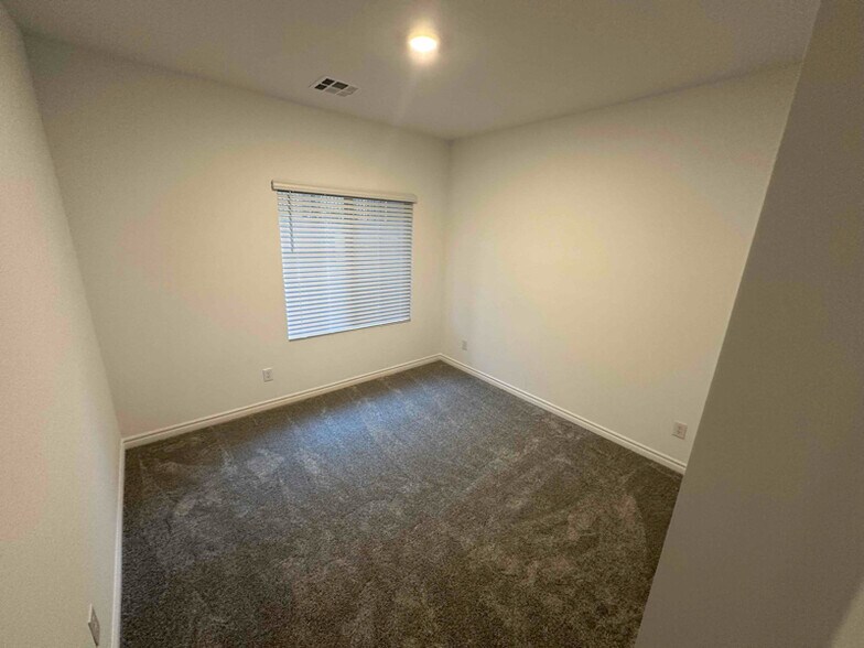Building Photo - 600 Carriage Hill Dr