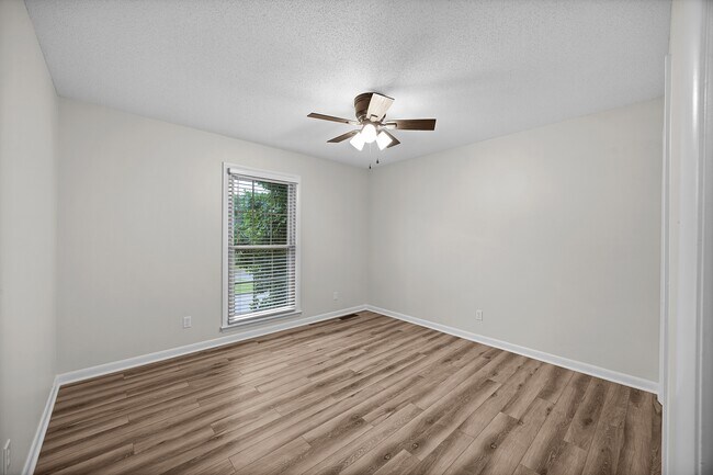 Building Photo - 20 Ridgedale Dr