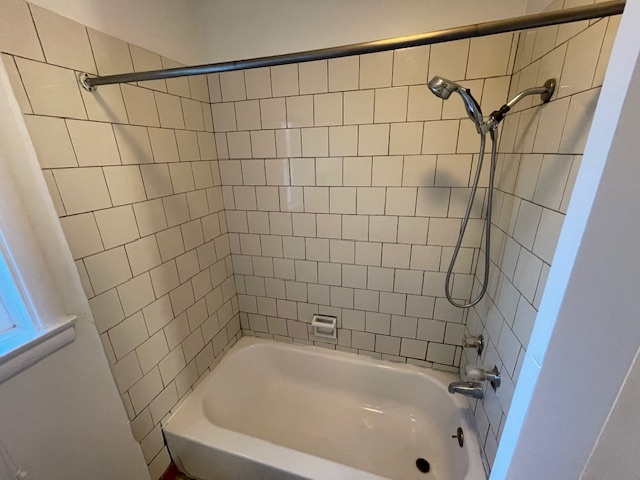 Tub with hand wand shower - 3729 46th St