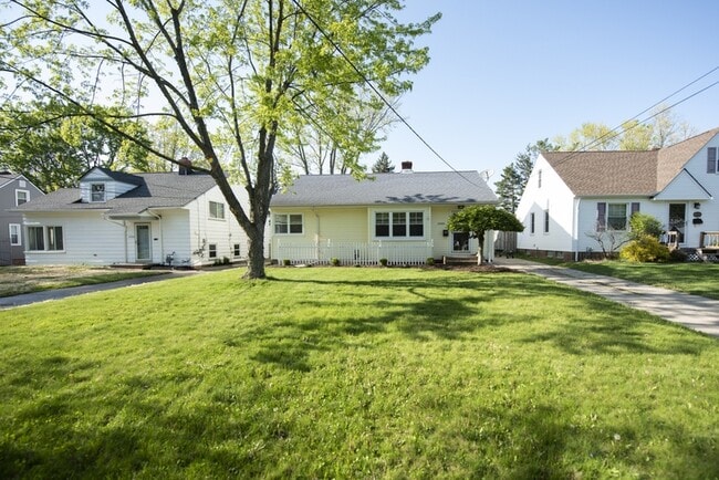 Building Photo - 10780 Woodview Blvd