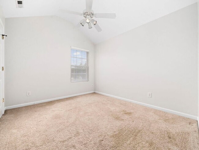 Building Photo - Spacious and Move-In Ready Home! - Fenced Yard!