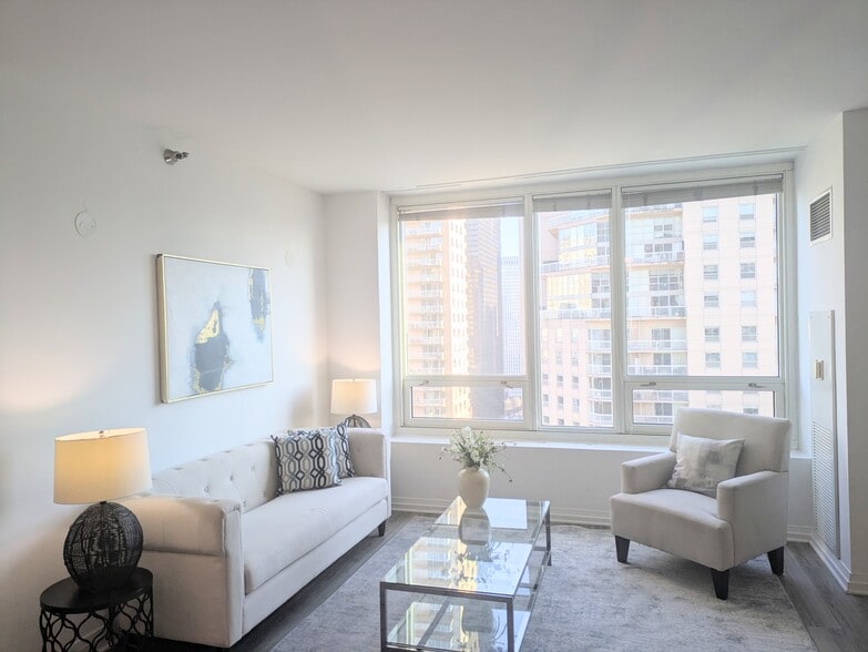 PHOTO IS OF A SIMILAR UNIT WITH SAME FLOOR PLAN. ACTUAL FINISHES MAY VARY - 33 W Ontario St