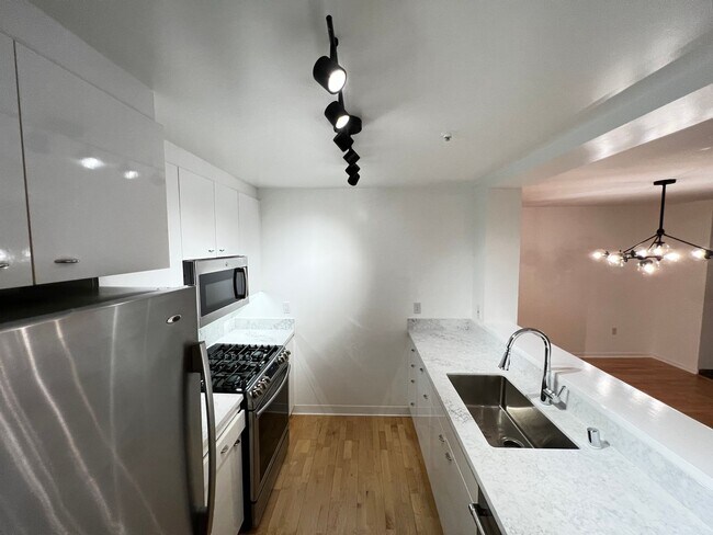 Building Photo - Modern Condo in the heart of North Beach
