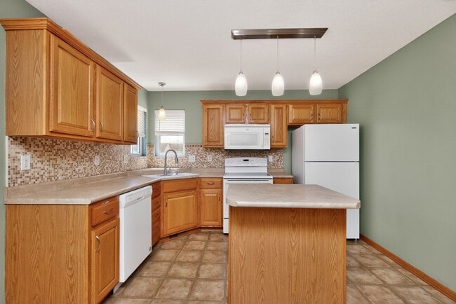 Building Photo - SPACIOUS COMFORT!! 3 Bedroom, 2 Bathroom House in Ankeny!