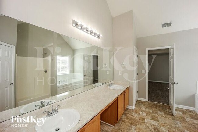 Building Photo - 563 Hartwell Ct