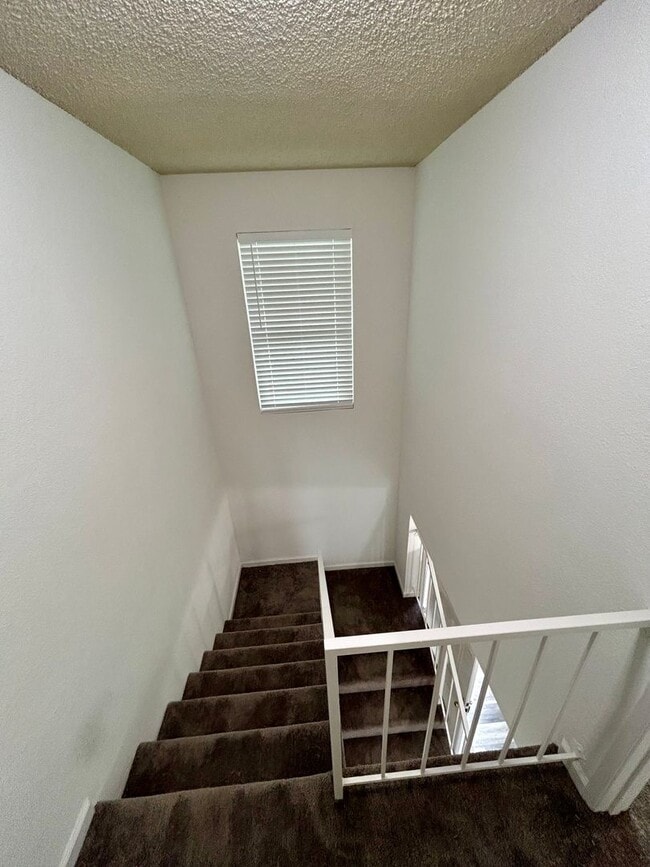 Building Photo - Redwood Glen Townhouse!  Totally remodeled!