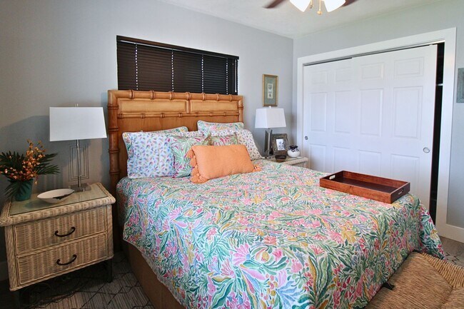 Building Photo - 10128 Yacht Club Dr