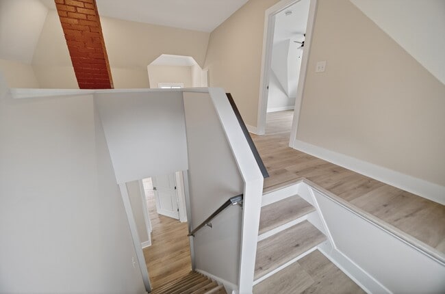 Building Photo - 729 W 9th St