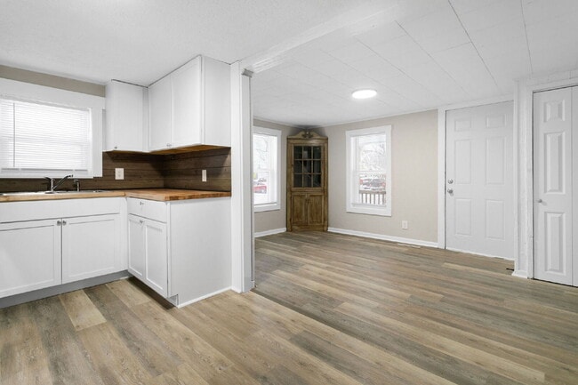 Building Photo - Walking distance to Central Park!