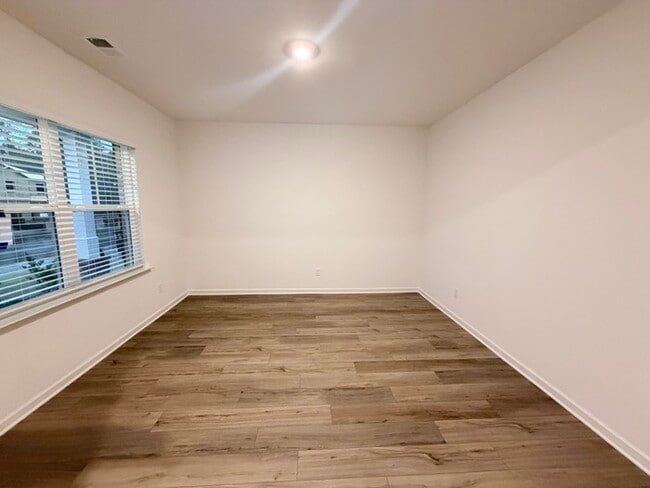 Building Photo - 532 Red Dragon Dr