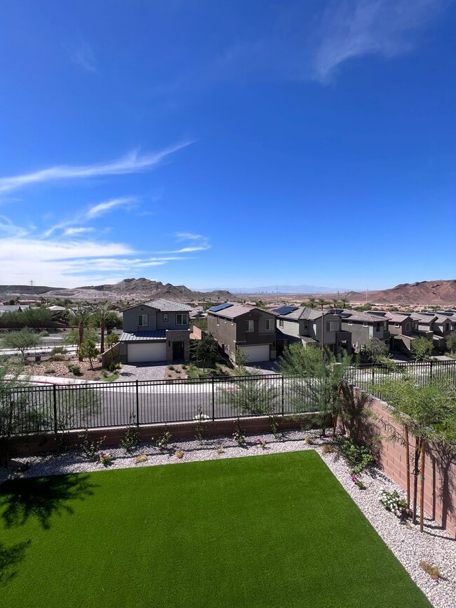 Building Photo - Lake Las Vegas BEAUTIFUL!