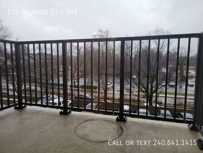 Building Photo - 118 Monroe St