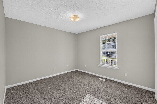 Building Photo - 2109 Dothan Dr