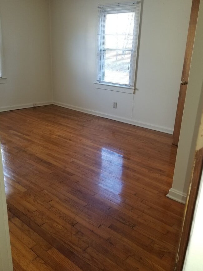 Building Photo - 3- Bedroom & 1- Bath