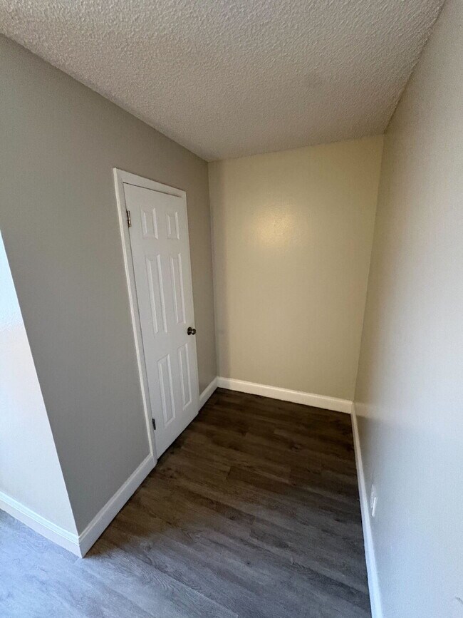 Building Photo - Stylish Remodeled 1BR Condo with Pool & Low HOA – Ideal Winter Park Investment