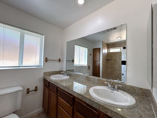 Building Photo - AVAILABLE NOW!! 3 Bedroom 2 Bath Apartment...