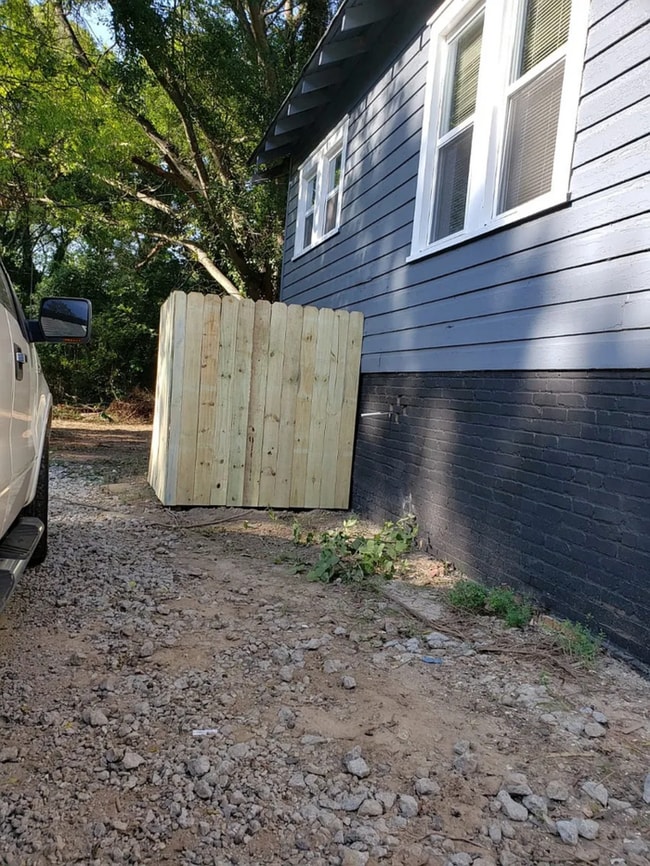 Building Photo - Spacious 2 Bedroom 1 Bathroom Home WIth Huge Backyard