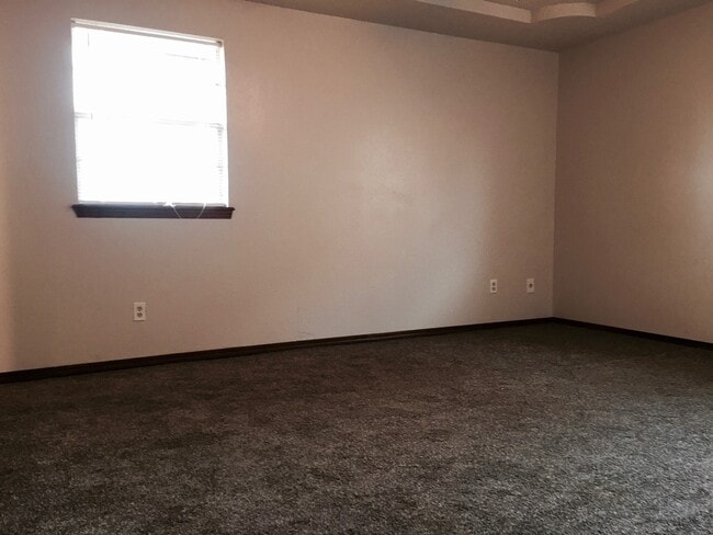 Building Photo - Charming 3BD 2BA Home in Yukon!!!