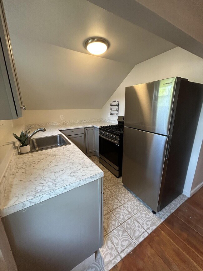 Building Photo - "Charming 2-Bedroom Haven in the Heart of ...