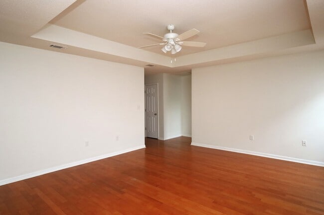 Building Photo - 3658 Linden Cir